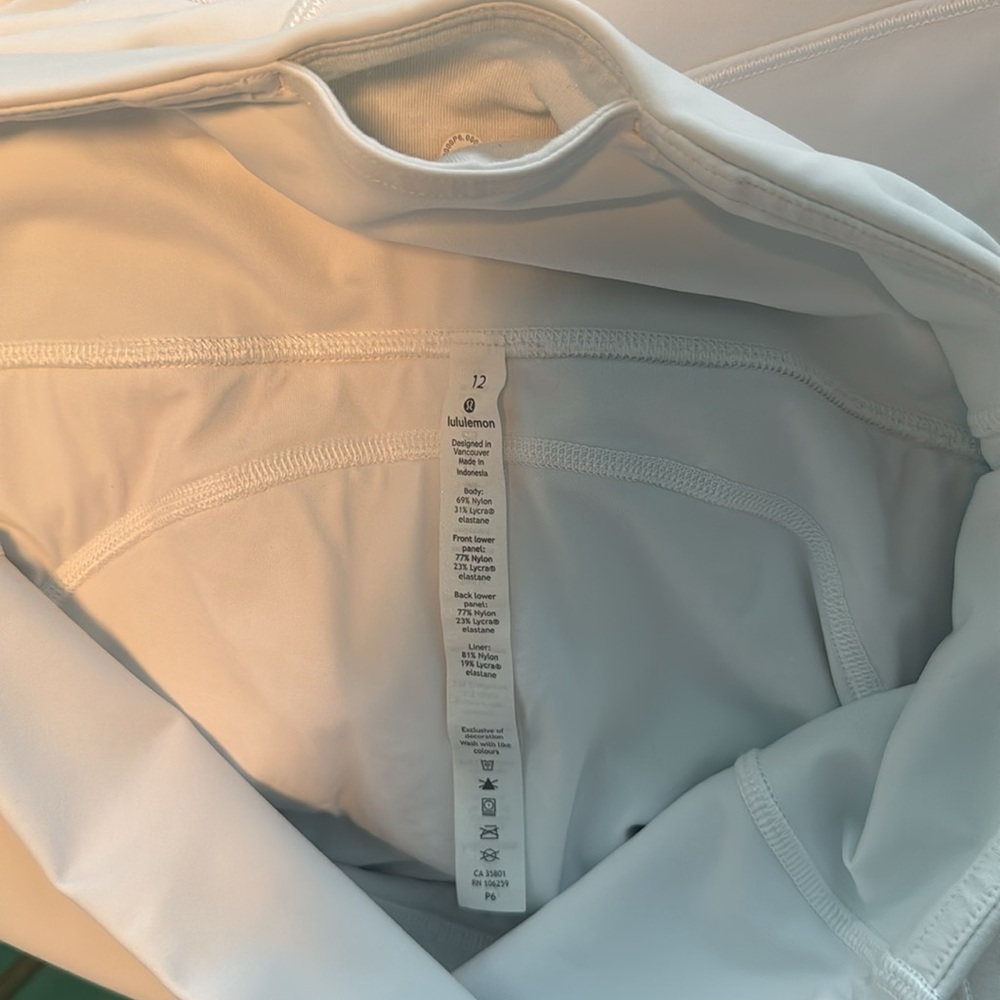 Lululemon like new leggings. White size 12 pockets on both sides - Picture 5 of 6